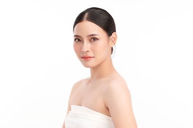 Beyaz arka planda temiz tenli güzel Asyalı kadın, yüz bakımı, yüz bakımı, kozmetoloji, güzellik ve kaplıca, Asyalı kadın portresi.