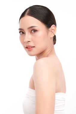 Beyaz arka planda temiz tenli güzel Asyalı kadın, yüz bakımı, yüz bakımı, kozmetoloji, güzellik ve kaplıca, Asyalı kadın portresi.