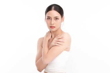 Beyaz arka planda temiz tenli güzel Asyalı kadın, yüz bakımı, yüz bakımı, kozmetoloji, güzellik ve kaplıca, Asyalı kadın portresi.