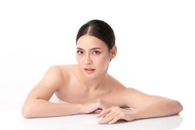 Beyaz arka planda temiz tenli güzel Asyalı kadın, yüz bakımı, yüz bakımı, kozmetoloji, güzellik ve kaplıca, Asyalı kadın portresi.