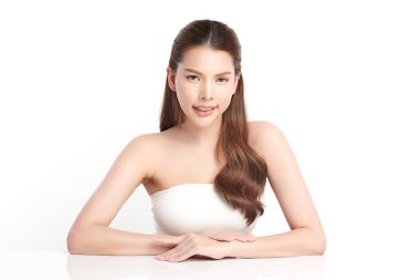 Beyaz arka planda temiz tenli güzel Asyalı kadın, yüz bakımı, yüz bakımı, kozmetoloji, güzellik ve kaplıca, Asyalı kadın portresi.