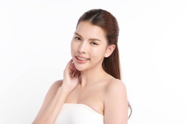 Beyaz arka planda temiz tenli güzel Asyalı kadın, yüz bakımı, yüz bakımı, kozmetoloji, güzellik ve kaplıca, Asyalı kadın portresi.