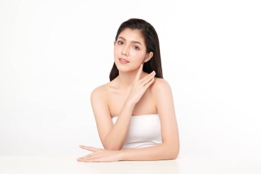 Beyaz arka planda temiz tenli güzel Asyalı kadın, yüz bakımı, yüz bakımı, kozmetoloji, güzellik ve kaplıca, Asyalı kadın portresi.