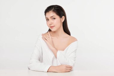 Beyaz arka planda temiz tenli güzel Asyalı kadın, yüz bakımı, yüz bakımı, kozmetoloji, güzellik ve kaplıca, Asyalı kadın portresi.