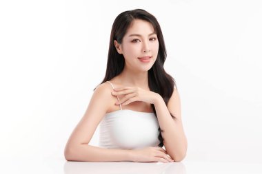 Beyaz arka planda temiz tenli güzel Asyalı kadın, yüz bakımı, yüz bakımı, kozmetoloji, güzellik ve kaplıca, Asyalı kadın portresi.