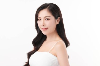 Beyaz arka planda temiz tenli güzel Asyalı kadın, yüz bakımı, yüz bakımı, kozmetoloji, güzellik ve kaplıca, Asyalı kadın portresi.