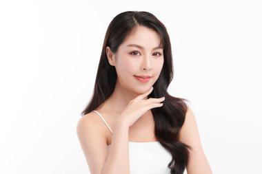 Beyaz arka planda temiz tenli güzel Asyalı kadın, yüz bakımı, yüz bakımı, kozmetoloji, güzellik ve kaplıca, Asyalı kadın portresi.