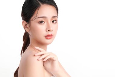 Beyaz arka planda temiz tenli güzel Asyalı kadın, yüz bakımı, yüz bakımı, kozmetoloji, güzellik ve kaplıca, Asyalı kadın portresi.