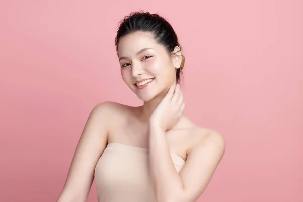 Krásná Mladá Asijská Žena Čistou Svěží Pletí Růžovém Pozadí Péče — Stock fotografie