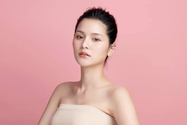 Mooie Jonge Aziatische Vrouw Met Schone Frisse Huid Roze Achtergrond — Stockfoto