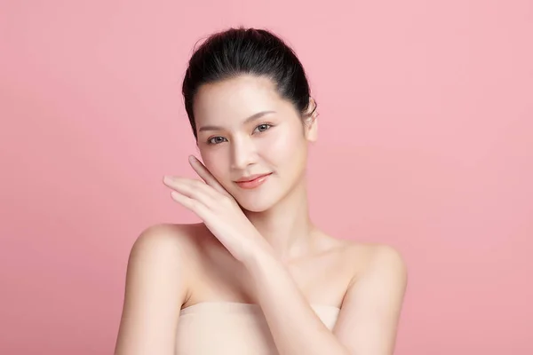 Krásná Mladá Asijská Žena Čistou Svěží Pletí Růžovém Pozadí Péče — Stock fotografie