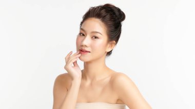 Beyaz arka planda temiz tenli güzel Asyalı kadın, yüz bakımı, yüz bakımı, kozmetoloji, güzellik ve kaplıca, Asyalı kadın portresi.
