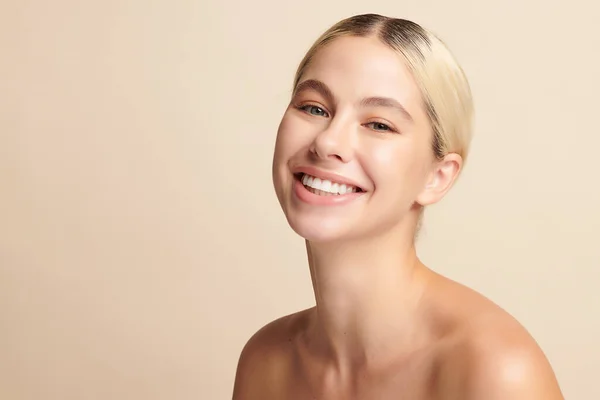 Belo Sorriso Mulher Jovem Com Dentes Brancos Saudáveis Fundo Bege — Fotografia de Stock