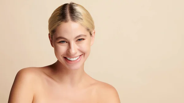 Hermosa Sonrisa Mujer Joven Con Dientes Blancos Sanos Sobre Fondo — Foto de Stock