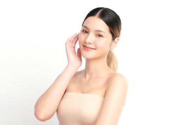 Beyaz arka planda temiz tenli güzel Asyalı kadın, yüz bakımı, yüz bakımı, kozmetoloji, güzellik ve kaplıca, Asyalı kadın portresi.