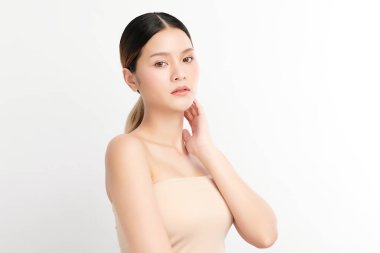 Beyaz arka planda temiz tenli güzel Asyalı kadın, yüz bakımı, yüz bakımı, kozmetoloji, güzellik ve kaplıca, Asyalı kadın portresi.