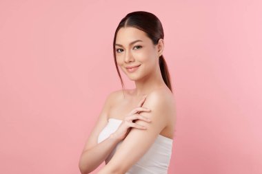 Pembe arka planda temiz tenli güzel Asyalı kadın, yüz bakımı, yüz bakımı, kozmetoloji, güzellik ve kaplıca, Asyalı kadın portresi.