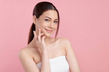 Pembe arka planda temiz tenli güzel Asyalı kadın, yüz bakımı, yüz bakımı, kozmetoloji, güzellik ve kaplıca, Asyalı kadın portresi.