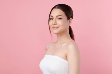 Pembe arka planda temiz tenli güzel Asyalı kadın, yüz bakımı, yüz bakımı, kozmetoloji, güzellik ve kaplıca, Asyalı kadın portresi.