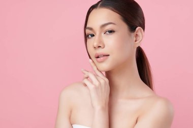 Pembe arka planda temiz tenli güzel Asyalı kadın, yüz bakımı, yüz bakımı, kozmetoloji, güzellik ve kaplıca, Asyalı kadın portresi.