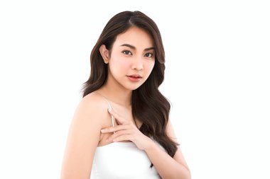 Beyaz arka planda temiz tenli güzel Asyalı kadın, yüz bakımı, yüz bakımı, kozmetoloji, güzellik ve kaplıca, Asyalı kadın portresi.