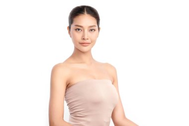 Beyaz arka planda temiz tenli güzel Asyalı kadın, yüz bakımı, yüz bakımı, kozmetoloji, güzellik ve kaplıca, Asyalı kadın portresi.