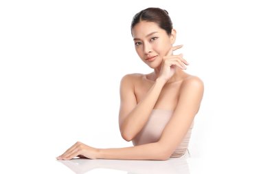 Beyaz arka planda temiz tenli güzel Asyalı kadın, yüz bakımı, yüz bakımı, kozmetoloji, güzellik ve kaplıca, Asyalı kadın portresi.