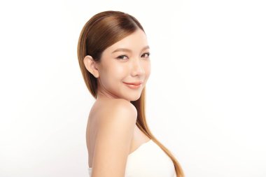 Beyaz arka planda temiz tenli güzel Asyalı kadın, yüz bakımı, yüz bakımı, kozmetoloji, güzellik ve kaplıca, Asyalı kadın portresi.