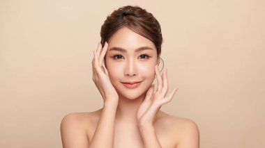 Taze bej arkaplan, yüz bakımı, yüz bakımı, kozmetoloji, güzellik ve kaplıca, Asyalı kadın portresi.