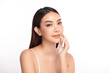 Beyaz arka planda temiz tenli güzel Asyalı kadın, yüz bakımı, yüz bakımı, kozmetoloji, güzellik ve kaplıca, Asyalı kadın portresi.