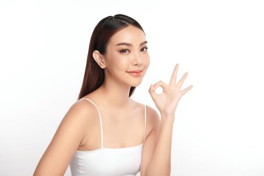 Beyaz arka planda temiz tenli güzel Asyalı kadın, yüz bakımı, yüz bakımı, kozmetoloji, güzellik ve kaplıca, Asyalı kadın portresi.