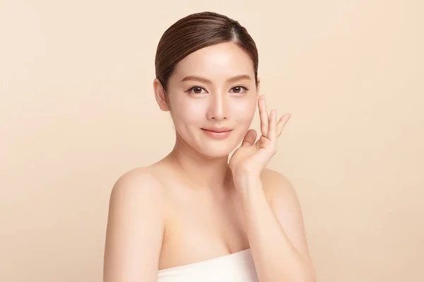 Vacker Ung Asiatisk Kvinna Med Ren Fräsch Hud Beige Bakgrund — Stockfoto