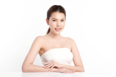 Beyaz arka planda temiz tenli güzel Asyalı kadın, yüz bakımı, yüz bakımı, kozmetoloji, güzellik ve kaplıca, Asyalı kadın portresi.