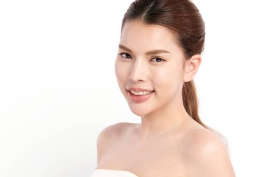 Beyaz arka planda temiz tenli güzel Asyalı kadın, yüz bakımı, yüz bakımı, kozmetoloji, güzellik ve kaplıca, Asyalı kadın portresi.