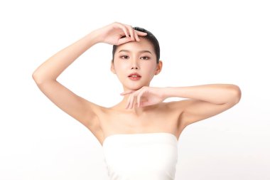 Beyaz arka planda temiz tenli güzel Asyalı kadın, yüz bakımı, yüz bakımı, kozmetoloji, güzellik ve kaplıca, Asyalı kadın portresi.