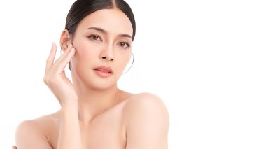 Beyaz arka planda temiz tenli güzel Asyalı kadın, yüz bakımı, yüz bakımı, kozmetoloji, güzellik ve kaplıca, Asyalı kadın portresi.