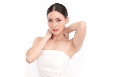 Beyaz arka planda temiz tenli güzel Asyalı kadın, yüz bakımı, yüz bakımı, kozmetoloji, güzellik ve kaplıca, Asyalı kadın portresi.