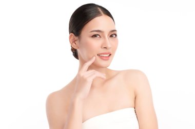 Beyaz arka planda temiz tenli güzel Asyalı kadın, yüz bakımı, yüz bakımı, kozmetoloji, güzellik ve kaplıca, Asyalı kadın portresi.