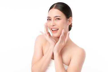 Beyaz arka planda temiz tenli güzel Asyalı kadın, yüz bakımı, yüz bakımı, kozmetoloji, güzellik ve kaplıca, Asyalı kadın portresi.