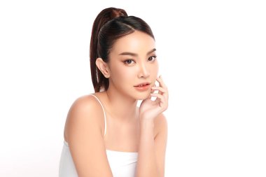 Beyaz arka planda temiz tenli güzel Asyalı kadın, yüz bakımı, yüz bakımı, kozmetoloji, güzellik ve kaplıca, Asyalı kadın portresi.