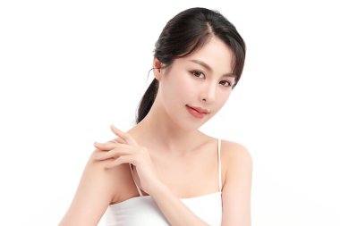 Beyaz arka planda temiz tenli güzel Asyalı kadın, yüz bakımı, yüz bakımı, kozmetoloji, güzellik ve kaplıca, Asyalı kadın portresi.