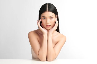 Beyaz arka planda temiz tenli güzel Asyalı kadın, yüz bakımı, yüz bakımı, kozmetoloji, güzellik ve kaplıca, Asyalı kadın portresi.