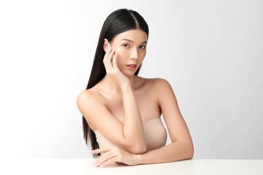 Beyaz arka planda temiz tenli güzel Asyalı kadın, yüz bakımı, yüz bakımı, kozmetoloji, güzellik ve kaplıca, Asyalı kadın portresi.