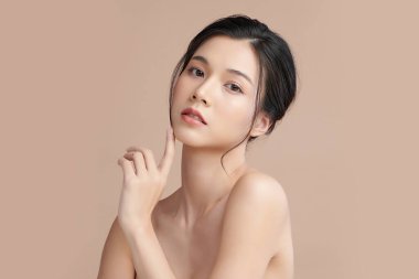 Taze bej arkaplan, yüz bakımı, yüz bakımı, kozmetoloji, güzellik ve kaplıca, Asyalı kadın portresi.