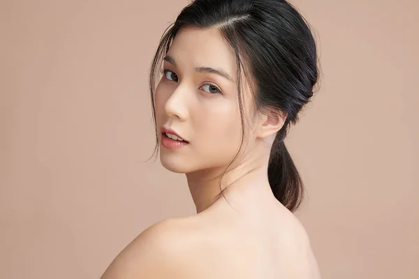 Krásná Mladá Asijská Žena Čistou Svěží Pletí Béžovém Pozadí Péče — Stock fotografie