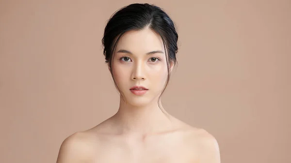 Mulher Asiática Nova Bonita Com Pele Fresca Limpa Fundo Bege — Fotografia de Stock