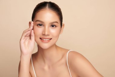 Taze bej arkaplan, yüz bakımı, yüz bakımı, kozmetoloji, güzellik ve kaplıca, Asyalı kadın portresi.