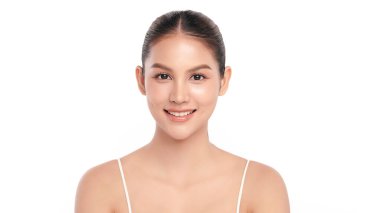 Beyaz arka planda temiz tenli güzel Asyalı kadın, yüz bakımı, yüz bakımı, kozmetoloji, güzellik ve kaplıca, Asyalı kadın portresi.