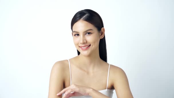 白い背景にきれいな新鮮な肌を持つ美しい若いアジアの女性 顔のケア 顔の治療 美容とスパ アジアの女性の肖像画 — ストック動画