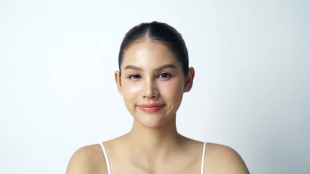年轻美丽的亚洲女人 有着洁白的背景 脸蛋护理 面部护理 美容美发 美容美发 亚洲女性肖像 — 图库视频影像